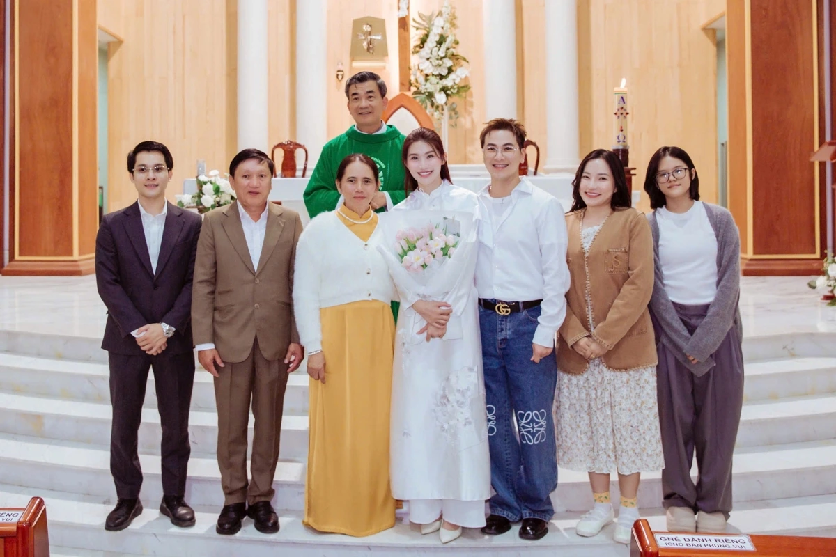 Doanh nhân Phát Nguyễn - người yêu 5 năm của á hậu Quỳnh Châu - cùng gia đình tới nhà thờ tại Đà Lạt chúc mừng cô gia nhập đạo Thiên Chúa.