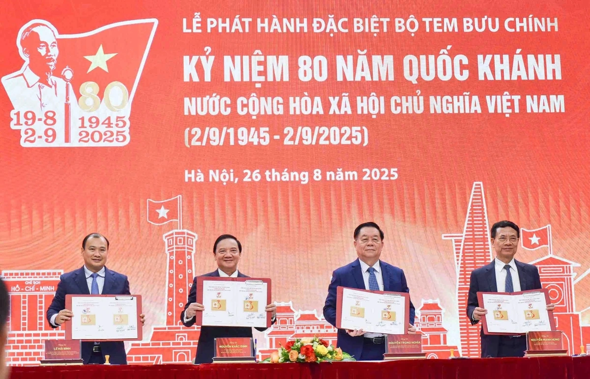 Ủy viên Bộ Chính trị, Bí thư Trung ương Đảng, Trưởng Ban Tuyên giáo và Dân vận Trung ương Nguyễn Trọng Nghĩa; Ủy viên Ban Chấp hành Trung ương Đảng, Phó Chủ tịch Quốc hội Nguyễn Khắc Định; Ủy viên Dự khuyết Ban Chấp hành Trung ương Đảng, Thứ trưởng Thường trực Bộ Văn hóa, Thể thao và Du lịch Lê Hải Bình thực hiện nghi thức ký bìa phát hành đặc biệt bộ tem và đóng dấu lưu niệm.