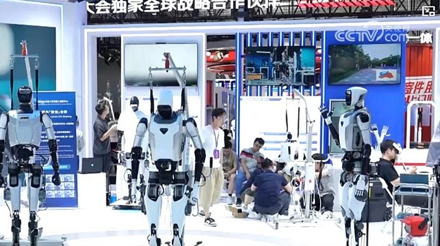Robot hình người được trưng bày tại khu vực triển lãm của hội nghị. Ảnh: CCTV.