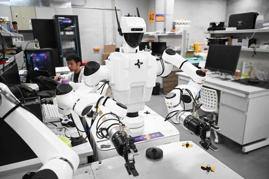 Robot tại một trung tâm đổi mới robot trí tuệ nhân tạo hiện thân ở Thâm Quyến, Quảng Đông ngày 22/6/2025. Ảnh: Tân Hoa xã