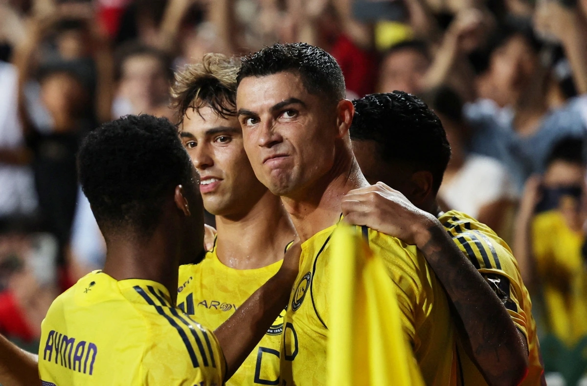 Ronaldo tỏa sáng giúp đội nhà nắm lợi thế (Ảnh: Reuters).