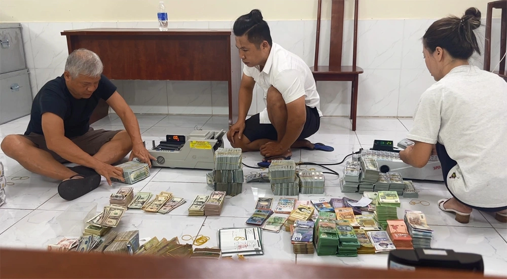Khám xét một tiệm vàng, là đầu mối quan trọng trong đường dây rửa tiền, vận chuyển tiền tệ trái phép qua biên giới, với quy mô hàng ngàn tỷ đồng. Ảnh: Công an TP.HCM.
