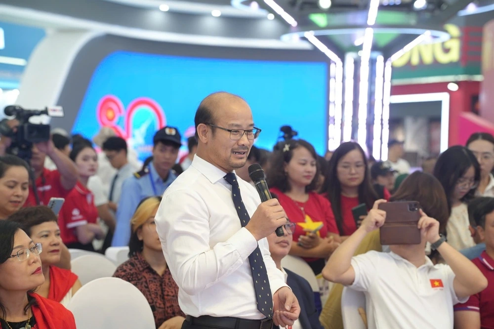 Pgs.Ts. Nguyễn Bá Cường, giám đốc, tổng biên tập Nhà xuất bản Đại học Sư phạm phát biểu chúc mừng