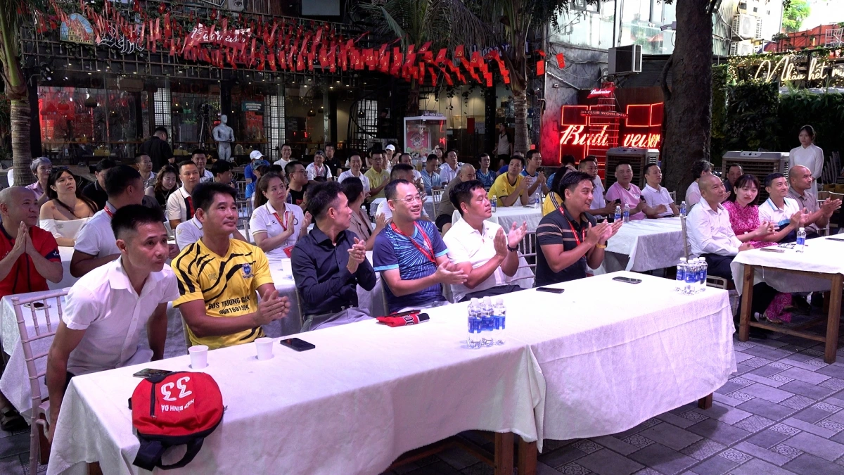 Ban tổ chức họp báo thông tin giải đấu.