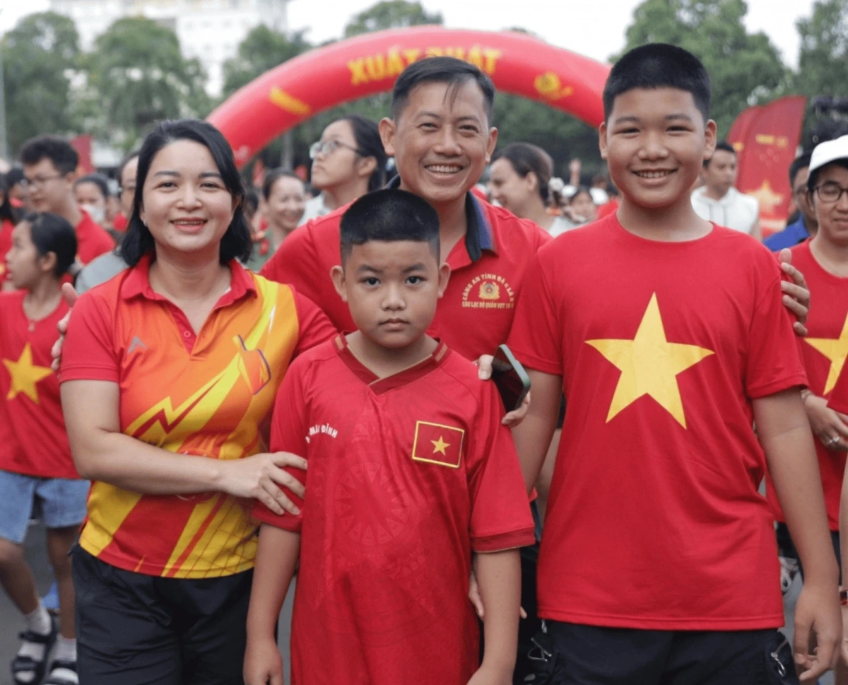 At 10/3 Square in Buon Ma Thuot ward in the central highland Dak Lak province, over 2,000 residents and armed forces members take part in a two-kilometre run, starting at the square and passing through Truong Chinh, Tran Nhat Duat, Le Thanh Tong, and Ly Nam De streets before then returning to the starting point.