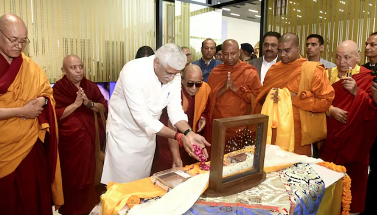 Bộ trưởng Văn hóa và Du lịch Ấn Độ Gajendra Singh Shekhawat làm lễ tại buổi tiếp nhận những viên ngọc Piprahwa. Ảnh: ANI