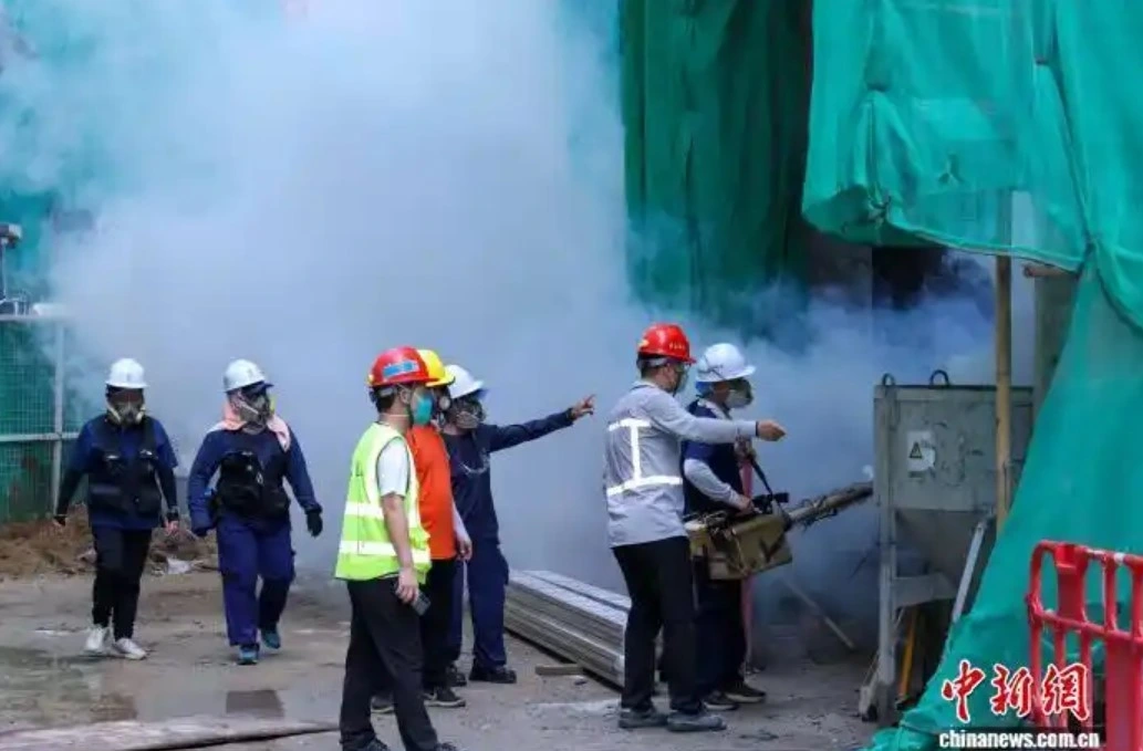 Lực lượng chức năng Ma Cao diệt muỗi tại nơi có các ca sốt Chikungunya. Ảnh do Cục Báo chí Chính quyền Đặc khu hành chính Macao cung cấp