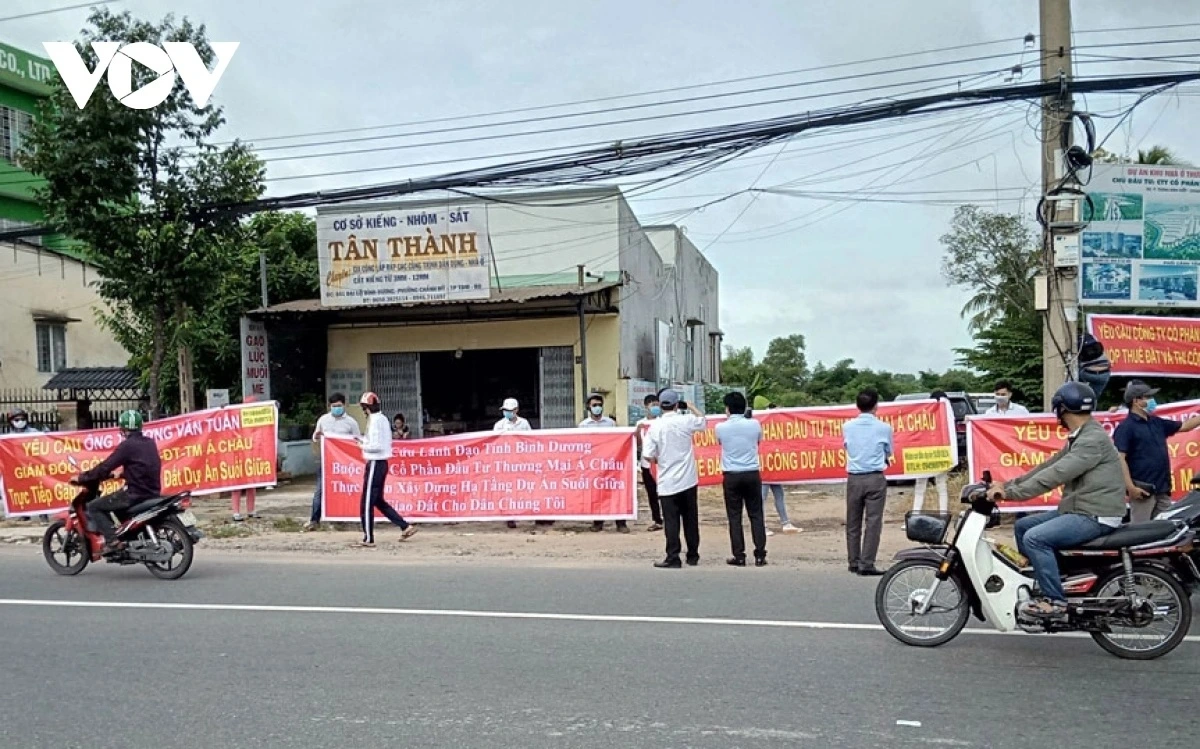 Người dân liên tục căng băng rôn đòi quyền lợi 