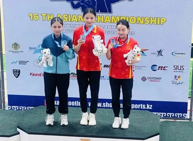 Mai Chi (C) wins the first gold medal for Vietnam at Asian shooting championship in Kazakhstan. (Photo: Minh Minh)
