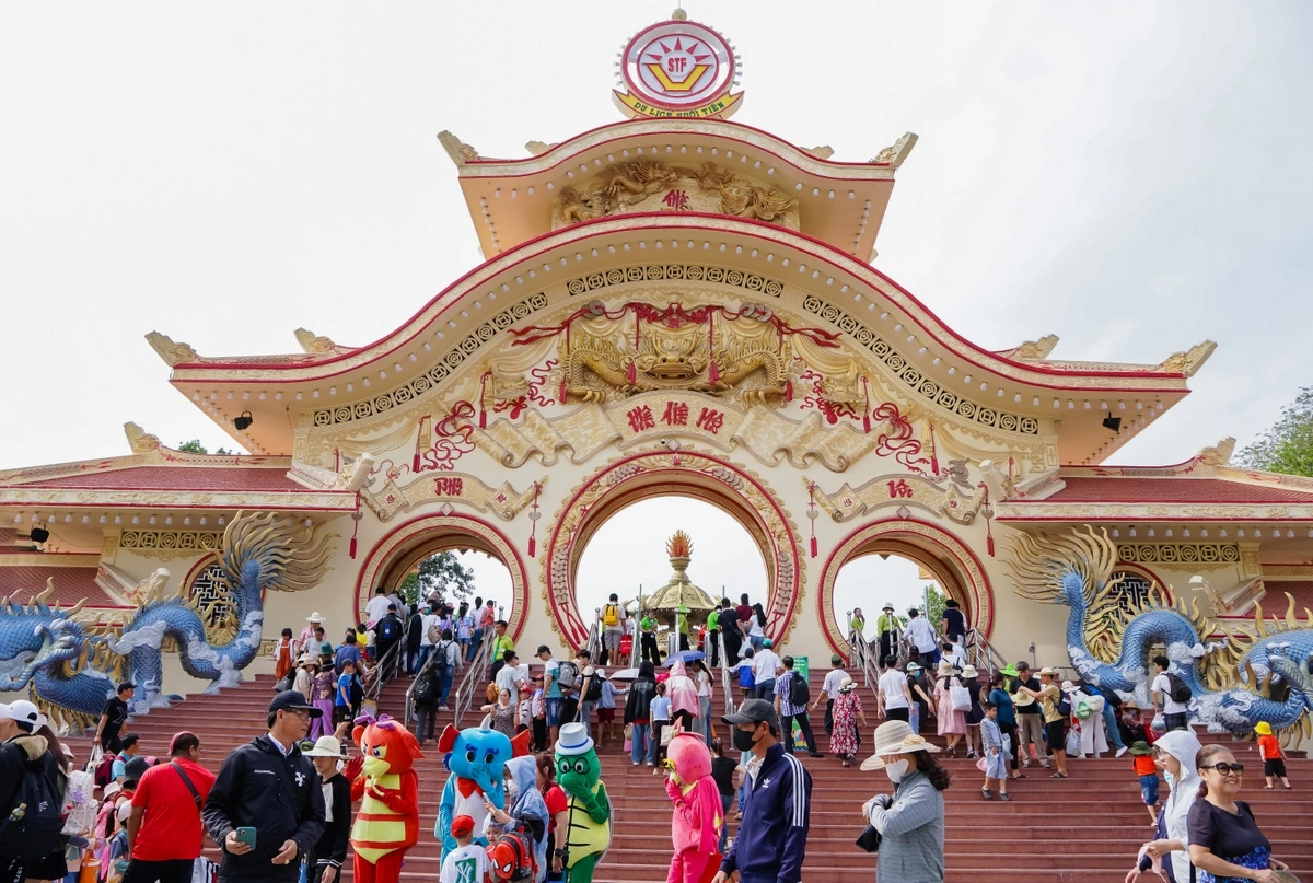 Đông đảo du khách đến tham quan Khu du lịch Suối Tiên