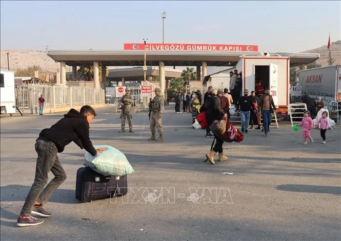 Người tị nạn Syria hồi hương tại cửa khẩu Cilvegozu, Reyhanli, tỉnh Hatay, Thổ Nhĩ Kỳ, ngày 10/12/2024. Ảnh: THX/TTXVN