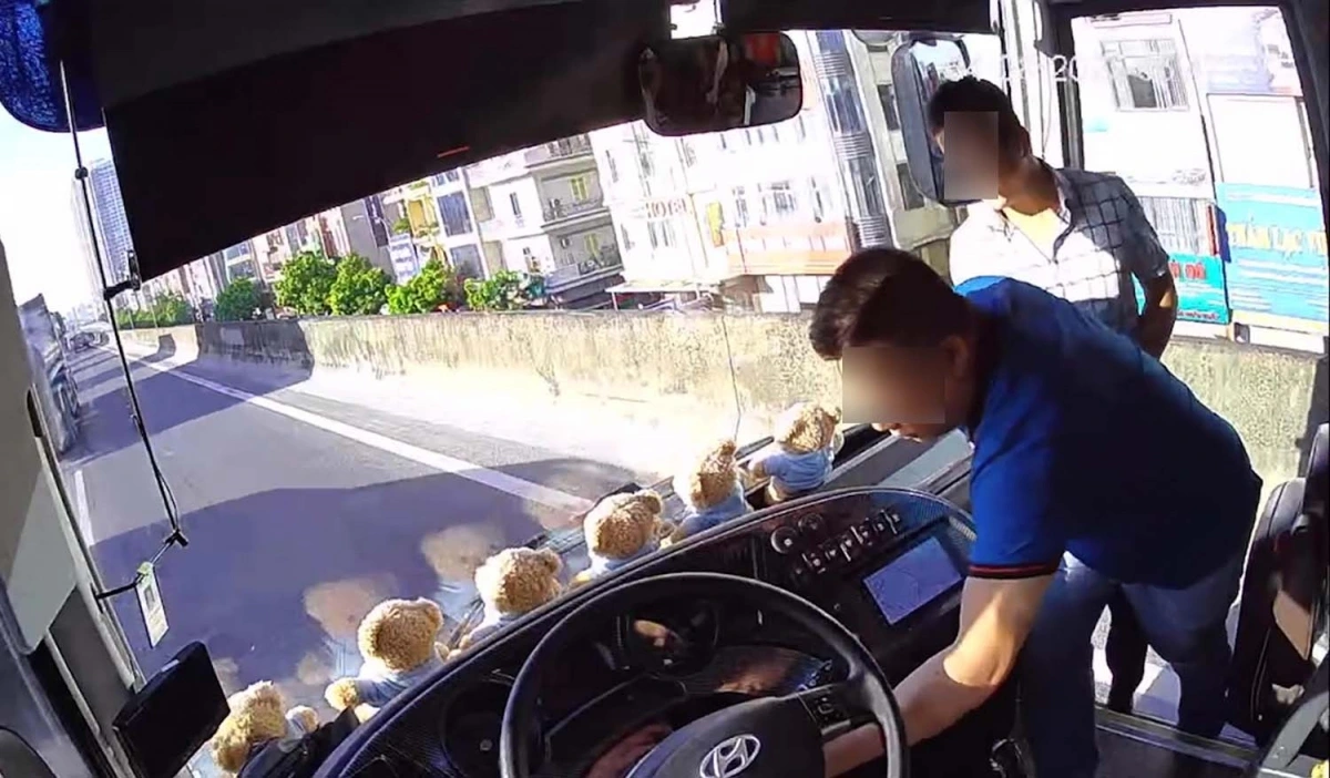 Người đàn ông trên xe 7 chỗ lên rút chìa khóa xe khách