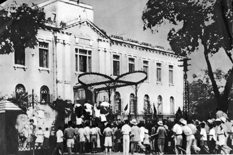 Ngày 19/8/1945, trong khí thế sục sôi của Cách mạng Tháng Tám, hàng vạn nhân dân Thủ đô từ Quảng trường Nhà hát Lớn tiến thẳng đến Phủ Khâm sai. (Ảnh tư liệu)