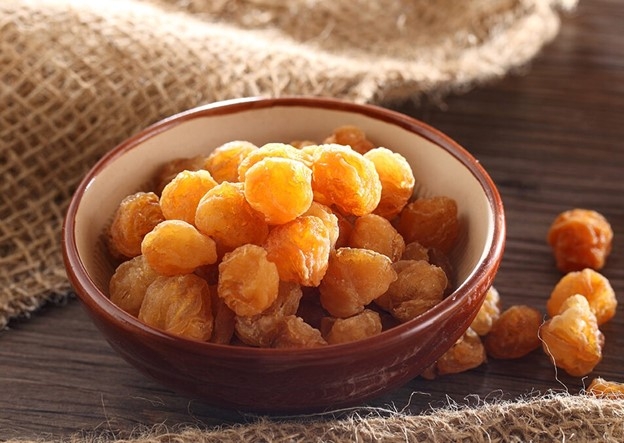 Long nhãn khô không chỉ là một món ăn vặt thơm ngon, mà còn là một vị thuốc quý. Ảnh: Dreamstime.com