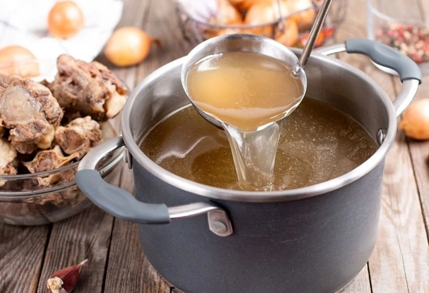 Nước hầm xương có thể đem lại nhiều lợi ích sức khỏe đáng kinh ngạc. Ảnh: Istock