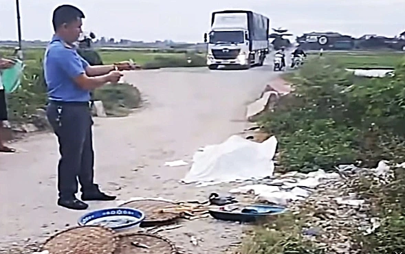 Vụ tai nạn ngày 15/8/2025 khiến 1 người tử vong khi điều khiến xe máy từ lối đi tự mở qua đường sắt. Ảnh: KT.