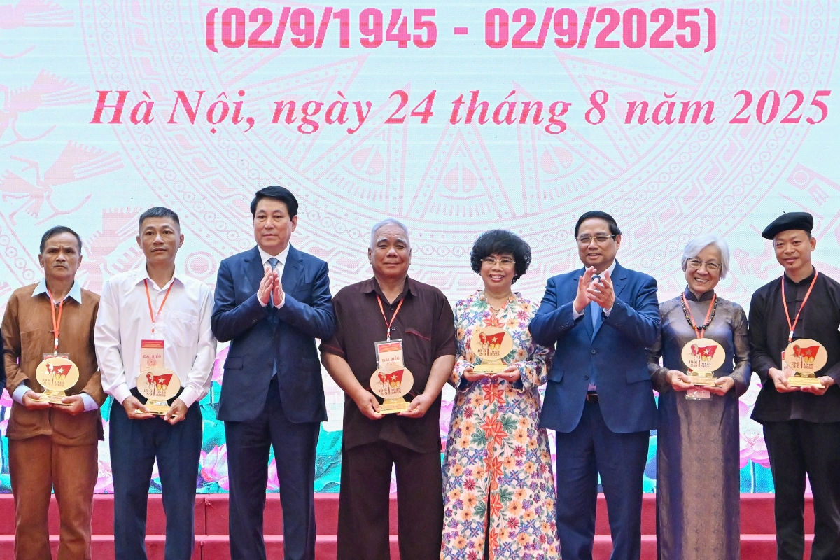 Lãnh đạo Đảng, Nhà nước tặng quà cho các đại biểu tiêu biểu.