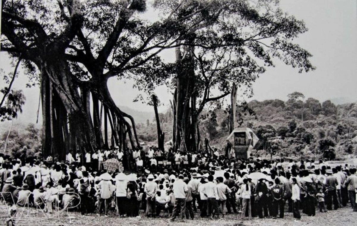 Đại hội đại biểu Quốc dân họp ở Tân Trào, huyện Sơn Dương, tỉnh Tuyên Quang ngày 16/8/1945 nhất trí tán thành chủ trương phát động Tổng khởi nghĩa của Đảng (Ảnh: Tư liệu)