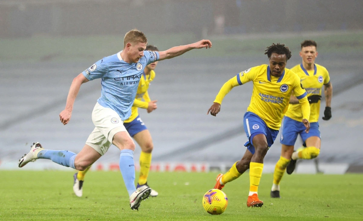 Percy Tau tranh bóng với De Bruyne trong trận đấu ở Ngoại hạng Anh năm 2021. (Ảnh: Getty). 