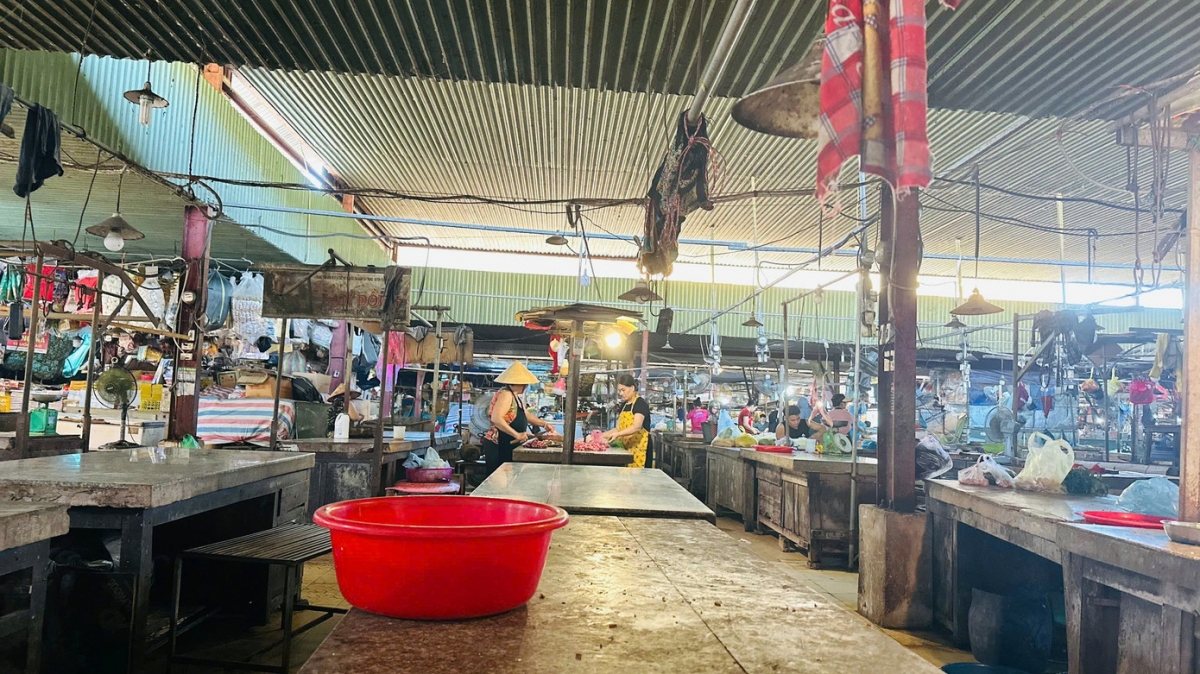 Khu bán thịt lợn từng tấp nập nhất nhì trong các gian hàng, nhưng nay nhiều tiểu thương dừng bán vì vắng người mua vì dịch.