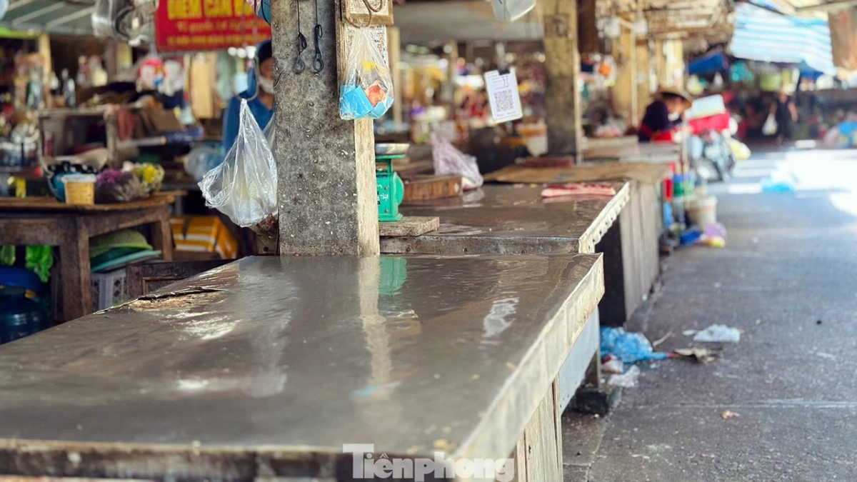 Ghi nhận tại chợ Vườn Ươm, mặt hàng thịt lợn nhiều người dừng bán vì tiêu thụ khó
