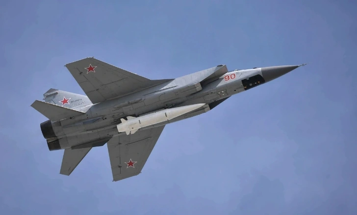 Tên lửa siêu vượt âm Kinzhal được gắn trên một tiêm kích đánh chặn MiG-31K. Ảnh: Điện Kremlin