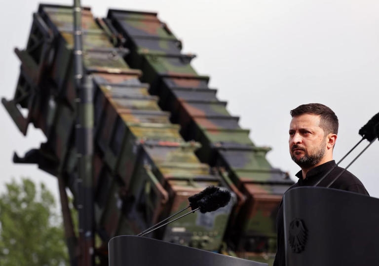 Tổng thống Ukraine Zelensky đứng cạnh hệ thống phòng không Patriot. Ảnh: DPA