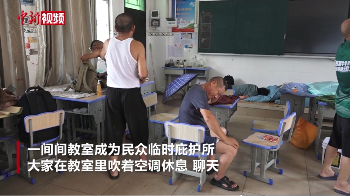 Thành phố Tam Á di dời người dân tại các khu vực nguy hiểm đến nơi an toàn như trường học. Ảnh Chinanews