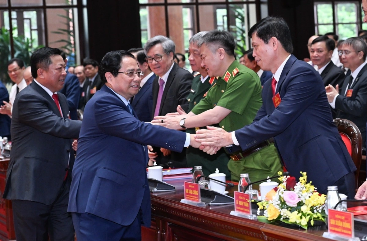 Thủ tướng bắt tay các đại biểu về dự Đại hội Đại biểu Đảng bộ Bộ Xây dựng lần thứ nhất.