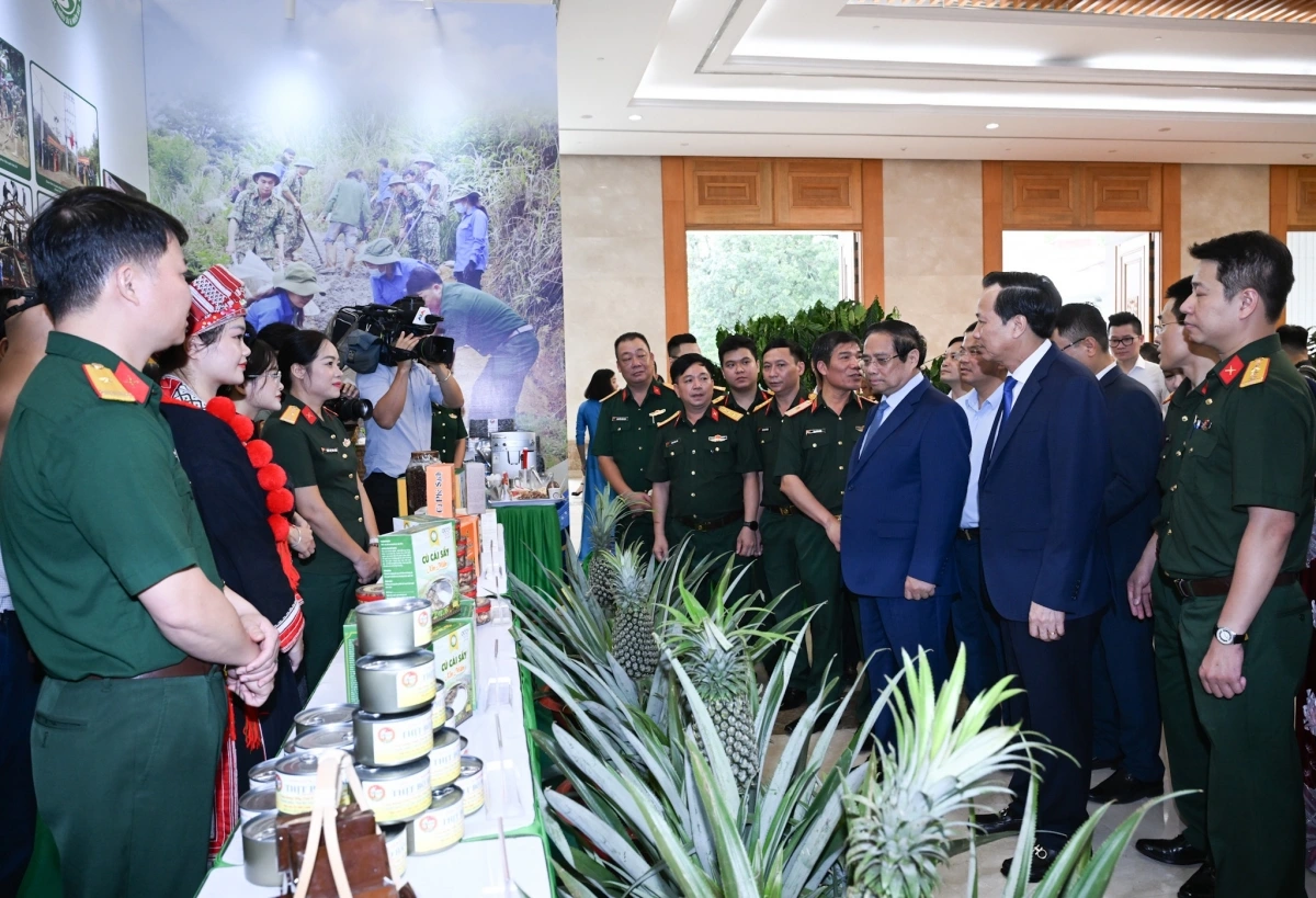 Thủ tướng Chính phủ Phạm Minh Chính tham quan gian trưng bày sản phẩm