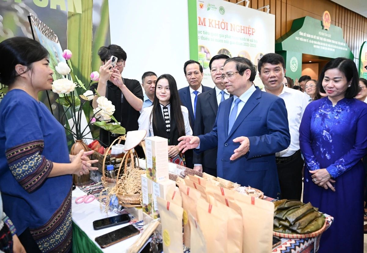 Thủ tướng Chính phủ Phạm Minh Chính tham quan gian trưng bày sản phẩm
