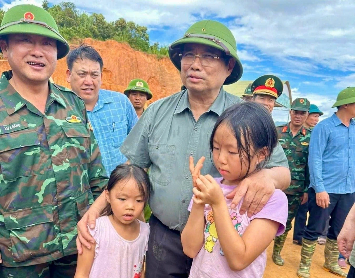 Thủ tướng kiểm tra, chỉ đạo công tác khắc phục hậu quả mưa lũ ở xã Tìa Dình.