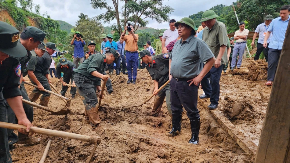 Thủ tướng Phạm Minh Chính kiểm tra, chỉ đạo công tác khắc phục hậu quả mưa lũ ở bản Háng Pu Xi, xã Xa Dung.