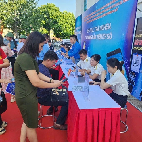 Rất nhiều người dân tìm đến điểm hỗ trợ