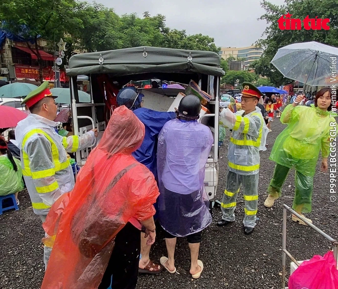 Phường Ba Đình kiên quyết tịch thu các đồ vật vi phạm.