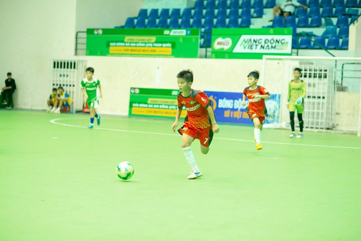Tiền đạo Quốc Việt (7) của U11 Hưng Yên ghi bàn thắng duy nhất quyết định kết quả chung cuộc
