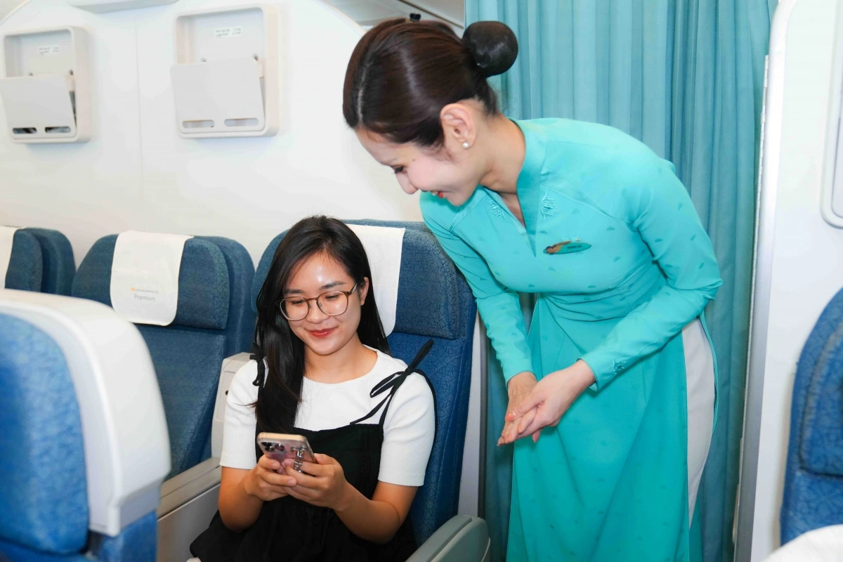 Tiếp viên hướng dẫn khách kết nối internet trên chuyến bay.