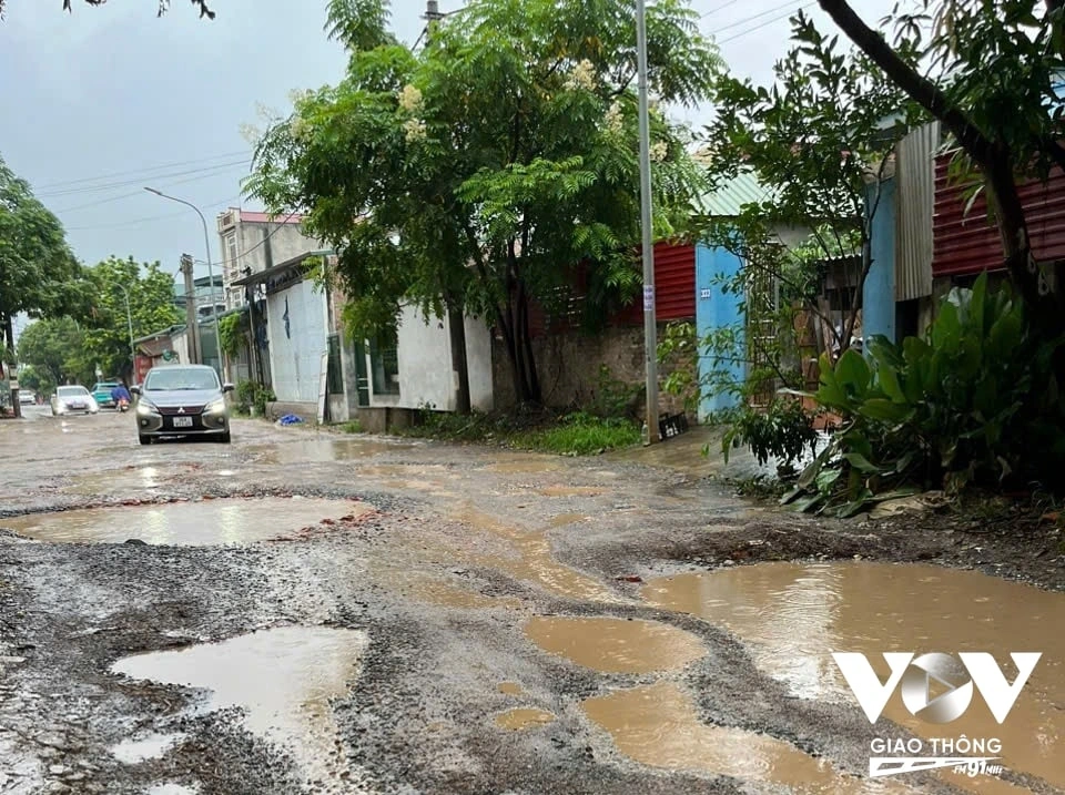 Khi mưa xuống, nước đọng lại trong những ổ gà, ô voi khiến con đường trông càng nhếch nhác