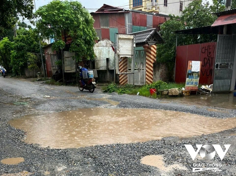 Điều đáng nói là chính quyền địa phương vẫn chưa có giải pháp nào để khắc phục, cải thiện chất lượng con đường này