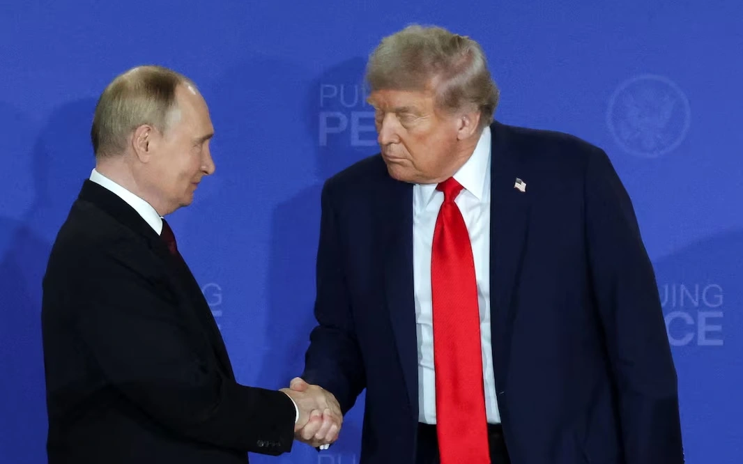 Tổng thống Nga Putin (trái) và người đồng cấp Mỹ Trump bắt tay nhau tại Alaska. Ảnh: Reuters.