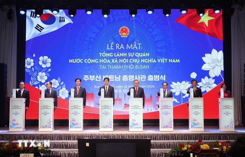 Cũng trong sáng 13/8, Tổng Bí thư Tô Lâm đã tới dự lễ ra mắt Tổng lãnh sự quán Việt Nam tại Busan và dự lễ kỉ niệm 30 năm quan hệ hợp tác hữu nghị giữa TP.HCM – Busan. (Ảnh: TTXVN)