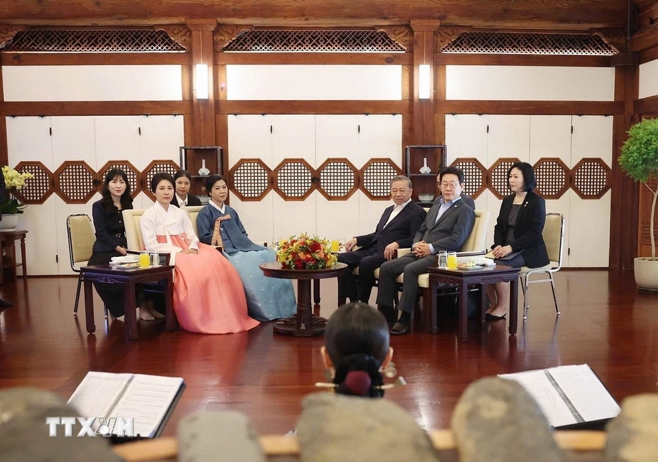 Sáng 12/8, tại Nhà Xanh ở Thủ đô Seoul, Tổng Bí thư Tô Lâm và Phu nhân cùng Tổng thống Lee Jae Myung và Phu nhân dự tiệc trà, thưởng thức biểu diễn nghệ thuật truyền thống hai nước. (Ảnh: TTXVN)