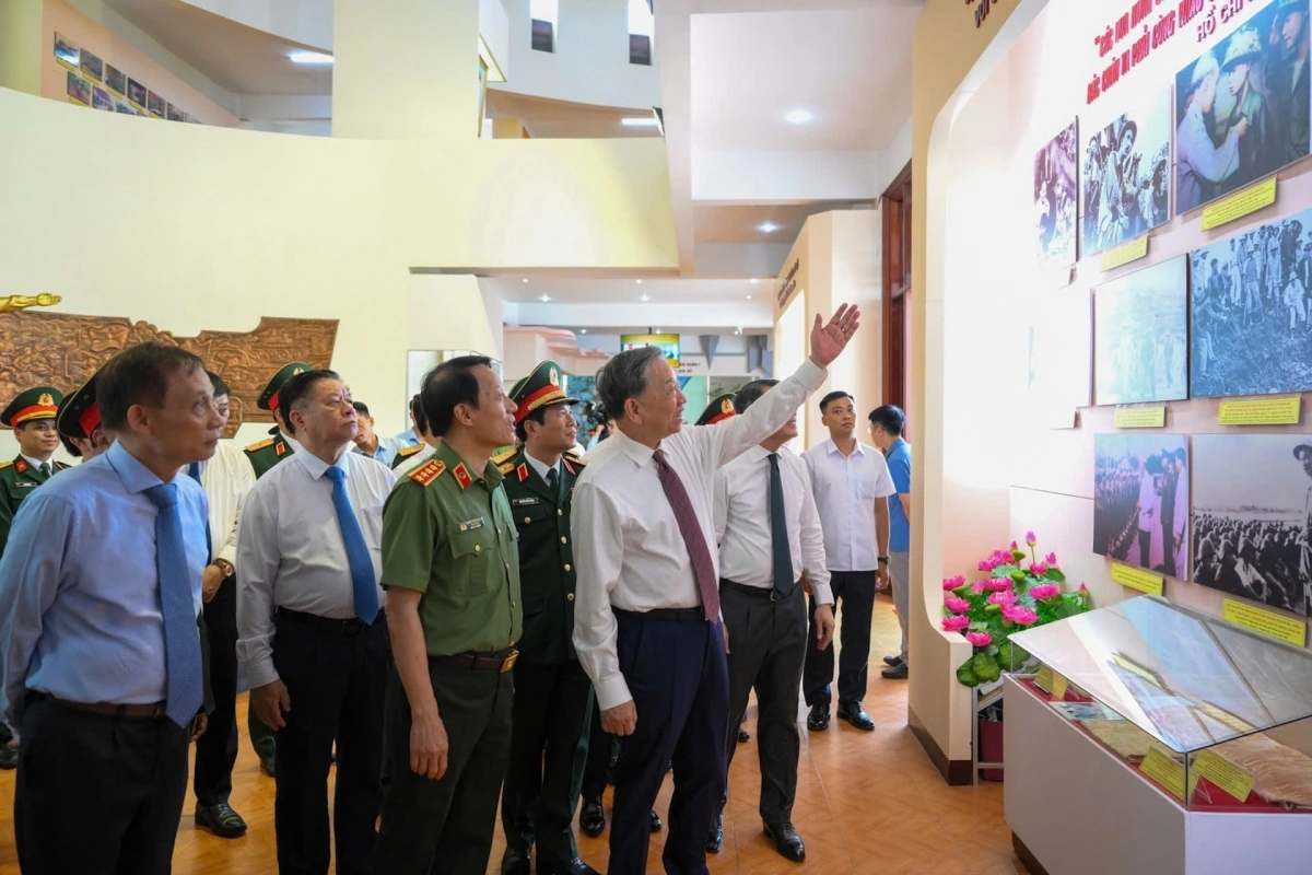 Tổng Bí thư Tô Lâm thăm quan Quân đoàn 12.