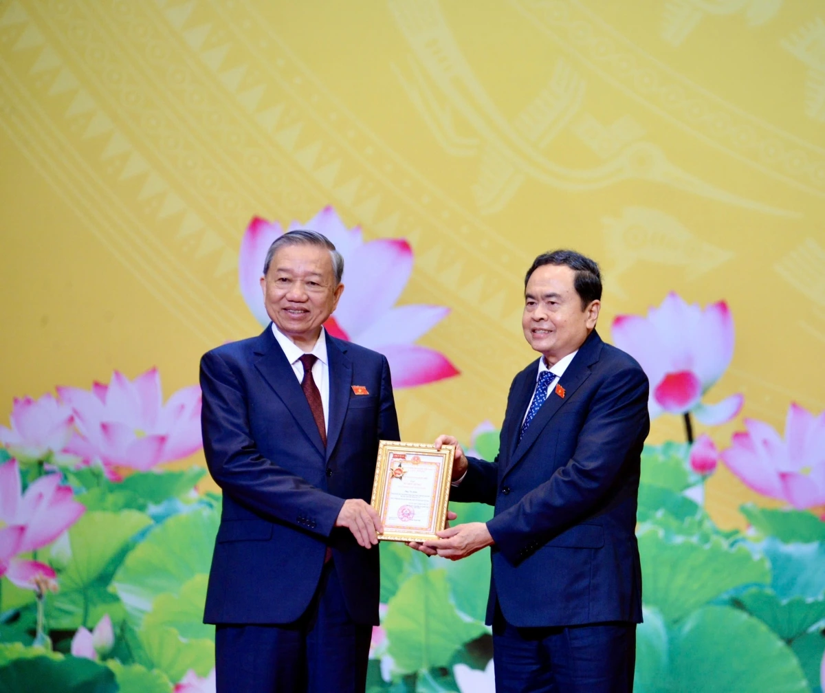 Chủ tịch Quốc hội Trần Thanh Mẫn đã trân trọng trao Kỷ niệm chương “Vì sự nghiệp Quốc hội Việt Nam” tặng Tổng Bí thư Tô Lâm.