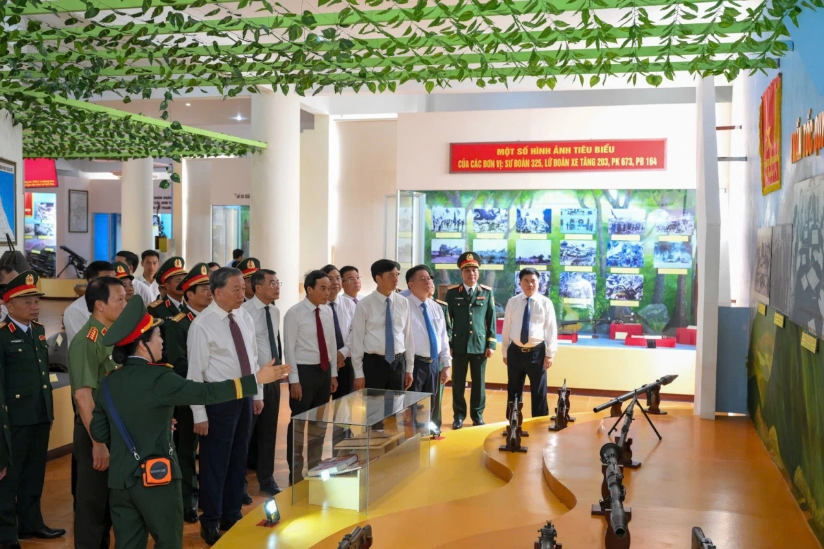 Tổng Bí thư Tô Lâm tham quan phòng truyền thống Quân đoàn 12