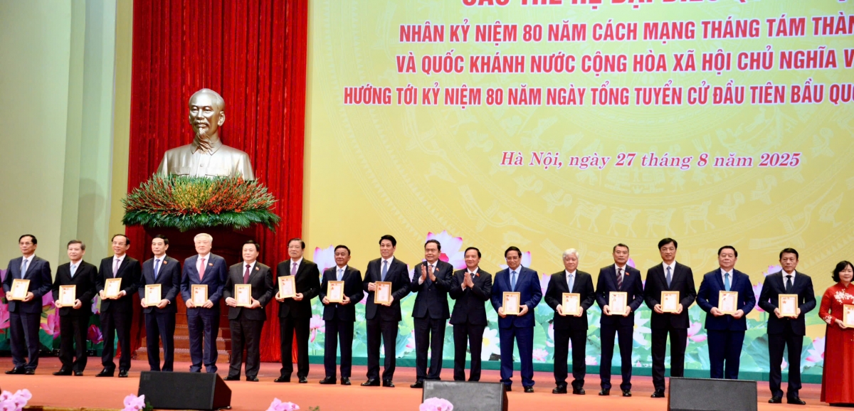  Đại biểu Quốc hội các khóa nhận Kỷ niệm chương “Vì sự nghiệp Quốc hội Việt Nam”.