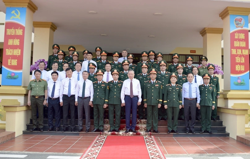 Tổng Bí thư Tô Lâm và các đại biểu chụp ảnh kỷ niệm với cán bộ Quân đoàn 12, Bộ Quốc phòng