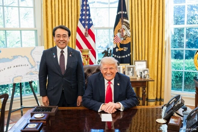 Tổng thống Mỹ Donald Trup và Bộ trưởng phụ trách phục hồi và phát triển kinh tế Nhật Bản Akazawa Ryosei tại Nhà Trắng (ảnh Jiji Press)