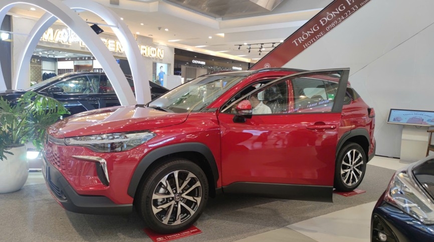 Corolla Cross bản xăng áp dụng ưu đãi 50% lệ phí trước bạ, tặng 01 năm bảo hiểm thân vỏ và hỗ trợ lãi suất vay từ 3,49%/năm.