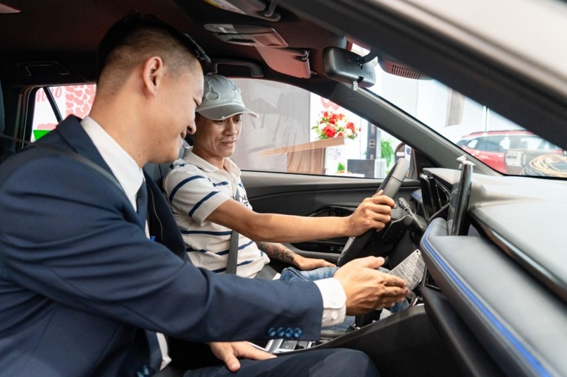 Nhiều khách hàng quan tâm tìm hiểu, lái thử và sở hữu xe Toyota trong tháng 8.